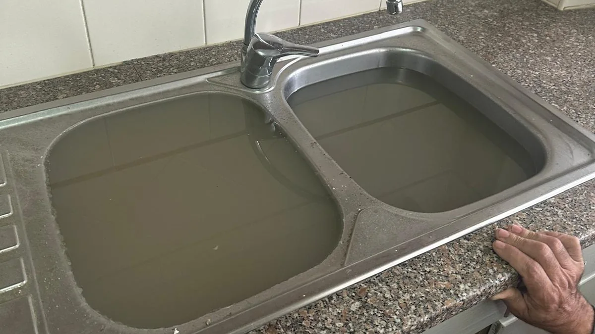 Lava-loiças com água parada devido a problema de escoamento