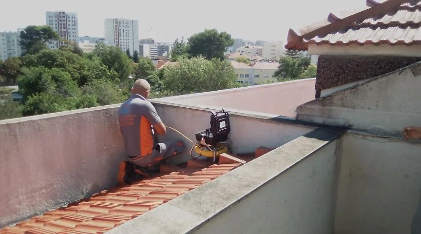 Localização de Caixas de Esgoto Ocultas — trabalho e equipamento DesentoJá